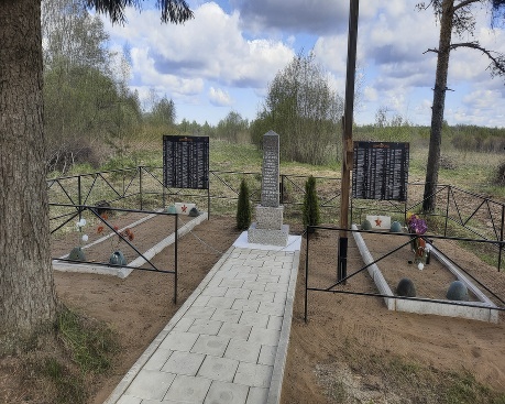 Воинское кладбище, где похоронены воины Советской Армии, погибшие в период Великой Отечественной войны.